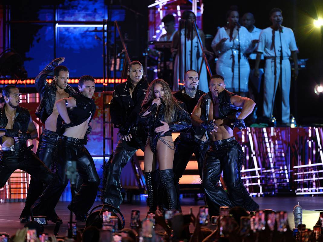 Jennifer Lopez Antalya’yı salladı: Göz kamaştıran performans! Doğum gününü sahnede kutladı 11